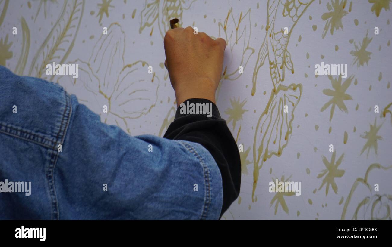 Il processo di fare batik sul Festival Batik Keren Blitar. Batik è un'arte antica fatta a mano dall'Indonesia. Prodotto mediante tecnica di tintura a cera resistente Foto Stock