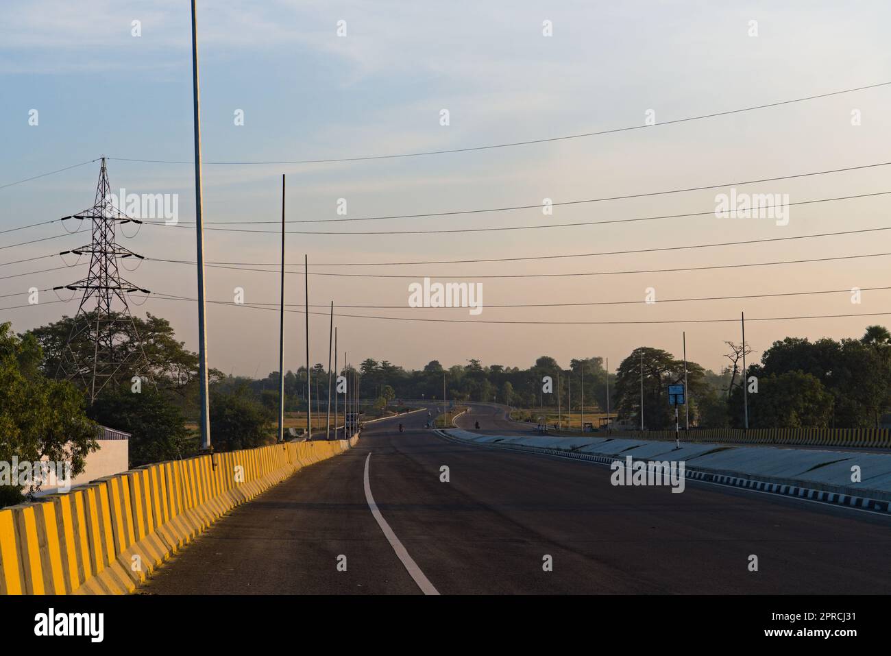 Curva lungo l'autostrada nazionale in India Foto Stock