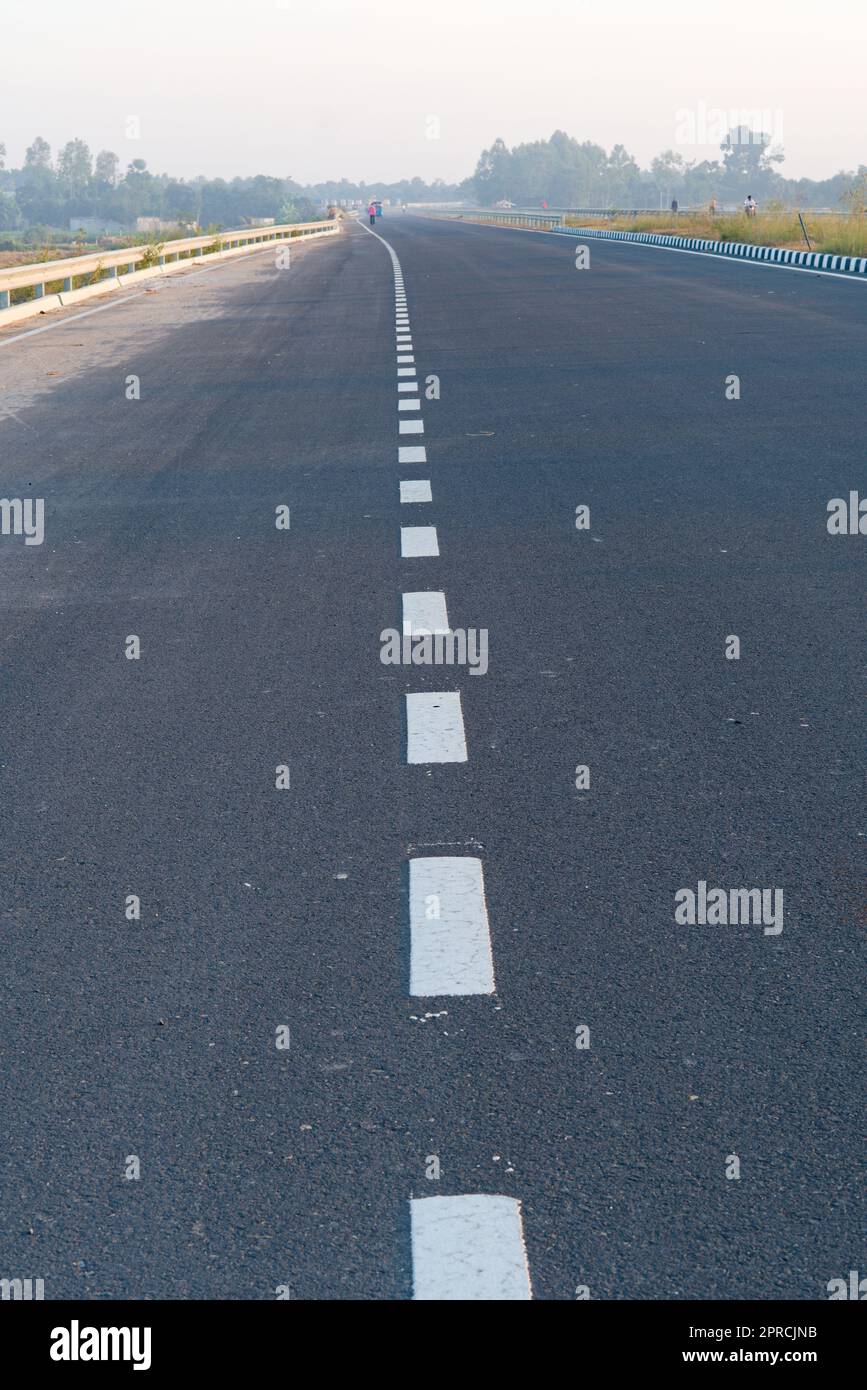 Marcatura bianca fatta sulla strada statale in India Foto Stock