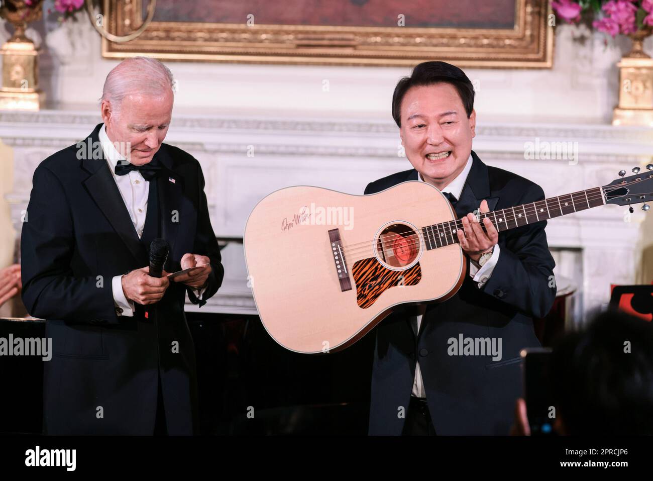 Washington, Stati Uniti. 26th Apr, 2023. Il presidente Yoon Suk-yeol della Repubblica di Corea tiene in mano una chitarra acustica firmata da Don McClean come statunitense Il presidente Joe Biden ospita la cena di Stato che si tiene nella sala orientale della Casa Bianca a Washington, DC mercoledì 26 aprile 2023. Foto di Oliver Contreras/UPI Credit: UPI/Alamy Live News Foto Stock