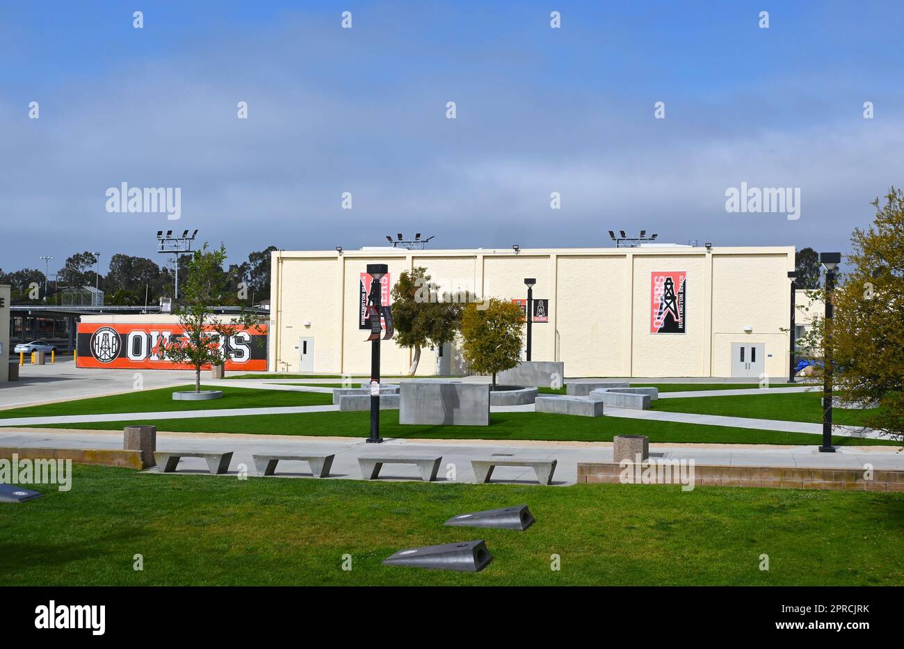 HUNTINGTON BEACH, CALIFORNIA - 23 aprile 2023: Palestra nel campus della Huntington Beach Union High School. Foto Stock