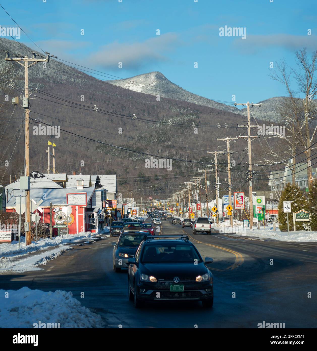 Traffico su Main Street a Lincoln, New Hampshire, Stati Uniti. Una piccola cittadina a 131 miglia (211 km) a nord di Boston, ma, popolazione di circa 1.000 abitanti nelle White Mountains al confine con la grande area sciistica di Loon Mountain. Foto Stock