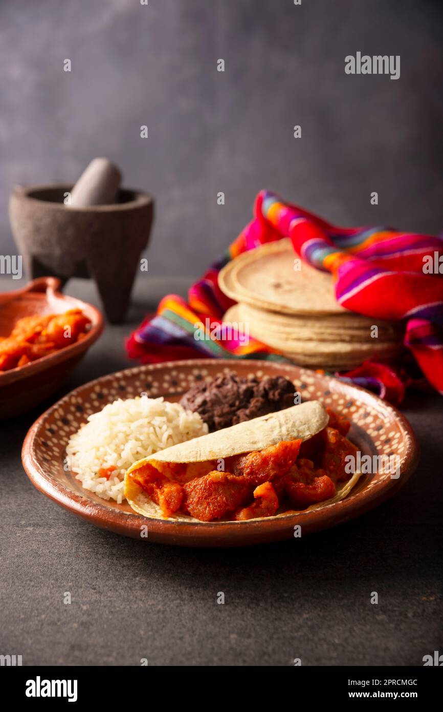 Taco messicano tradizionale immagini e fotografie stock ad alta risoluzione  - Alamy