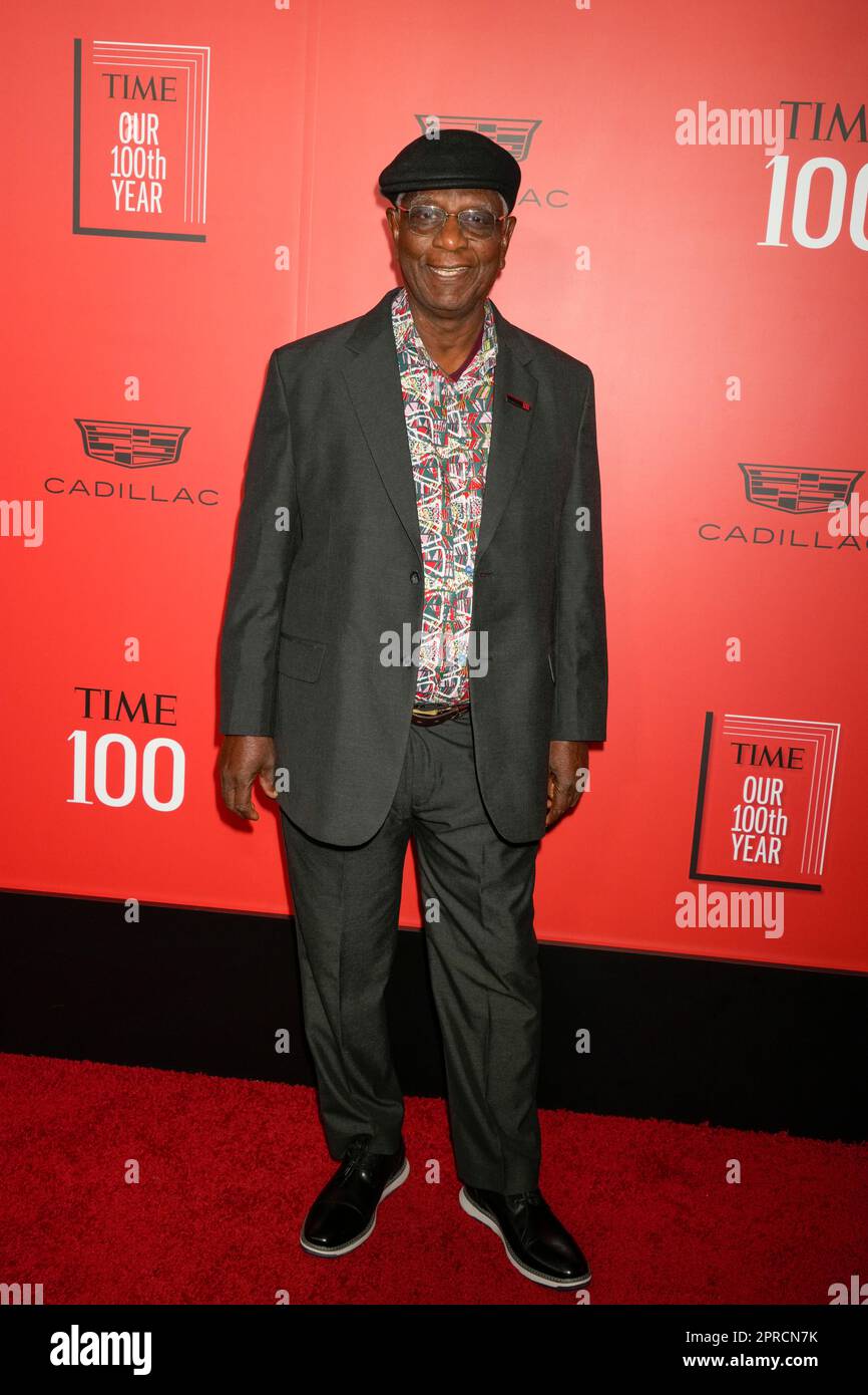 New York, Stati Uniti. 26th Apr, 2023. El Anatsui sul tappeto rosso durante il Gala Time 100, che celebra le 100 persone più influenti del mondo, si è tenuto presso la Frederick P. Rose Hall, sede del Jazz al Lincoln Center di New York, USA. Credit: Jennifer Graylock/Alamy Live News Foto Stock