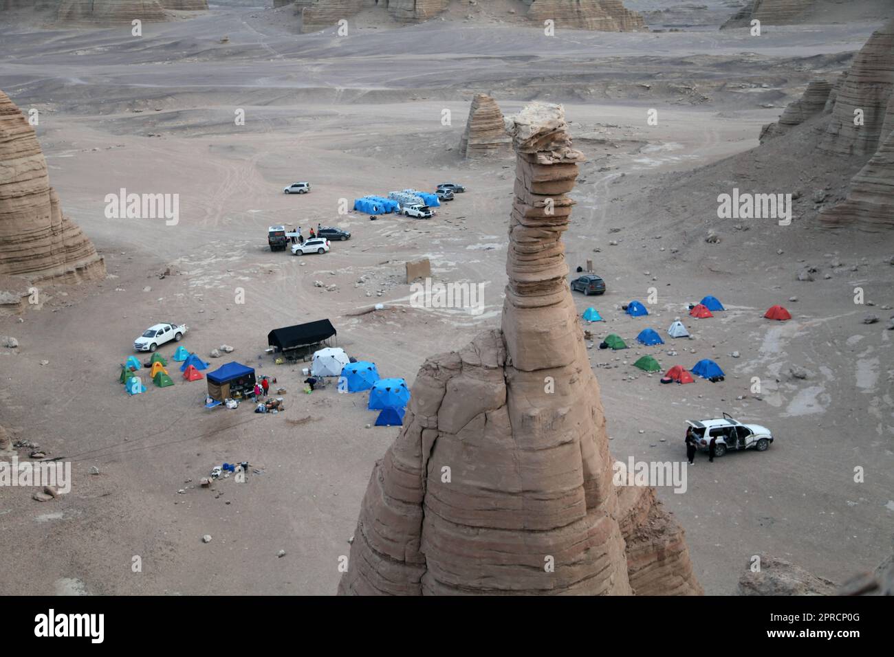 HAMI, CINA - 21 APRILE 2023 - una foto aerea mostra i campeggiatori nella zona spopolata di Hami, provincia di Xinjiang, Cina, 21 aprile 2023. Foto Stock