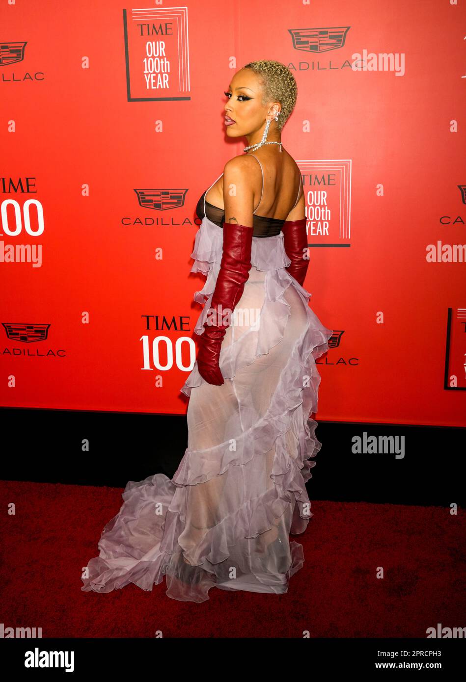 New York, Stati Uniti. 26th Apr, 2023. Doja Cat sul tappeto rosso durante il Gala Time 100, che celebra le 100 persone più influenti del mondo, si tiene presso la Frederick P. Rose Hall, sede del Jazz al Lincoln Center di New York, USA. Credit: Jennifer Graylock/Alamy Live News Foto Stock