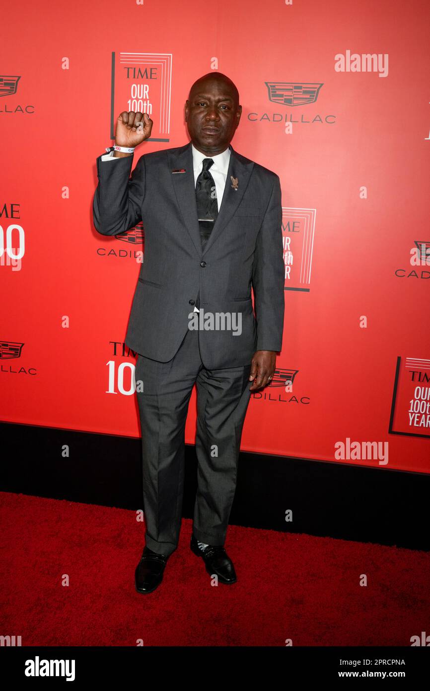 New York, Stati Uniti. 26th Apr, 2023. Benjamin Crump sul tappeto rosso durante il Gala Time 100, che celebra le 100 persone più influenti del mondo, si tiene presso la Frederick P. Rose Hall, sede del Jazz al Lincoln Center di New York, USA. Credit: Jennifer Graylock/Alamy Live News Foto Stock