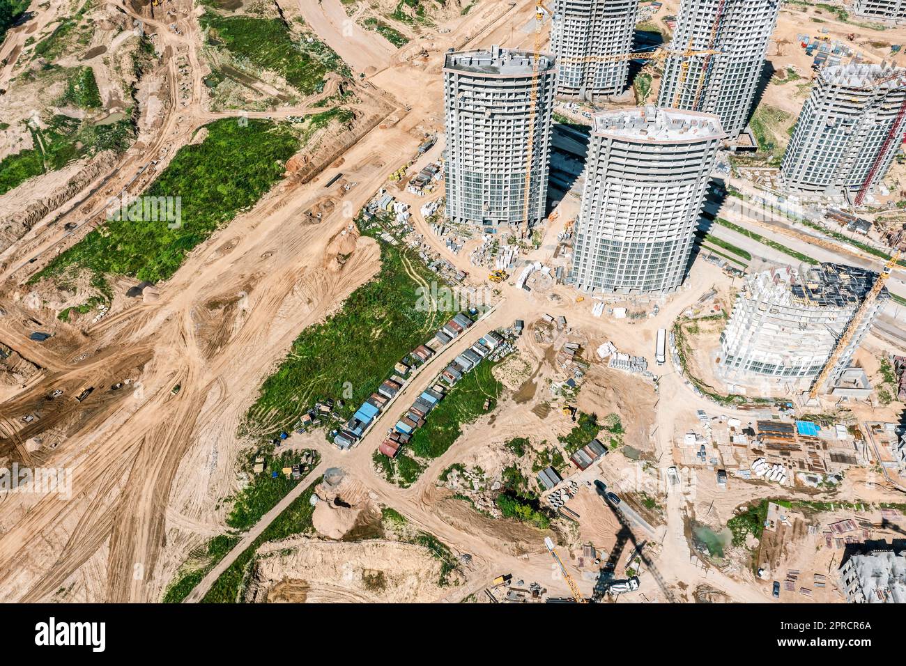 vista aerea del cantiere della città. sviluppo di una nuova zona residenziale. edificio nuovo e moderno di appartamenti in costruzione. Foto Stock