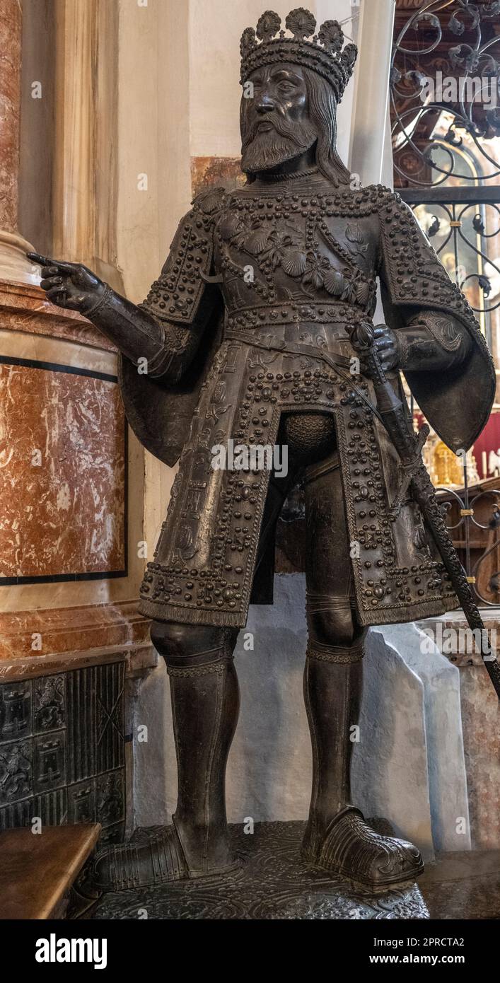 Ferdinando V la statua in bronzo cattolica e re d'Aragona presso il museo Hofkirche di Innsbruck per l'imperatore Massimiliano I. Foto Stock