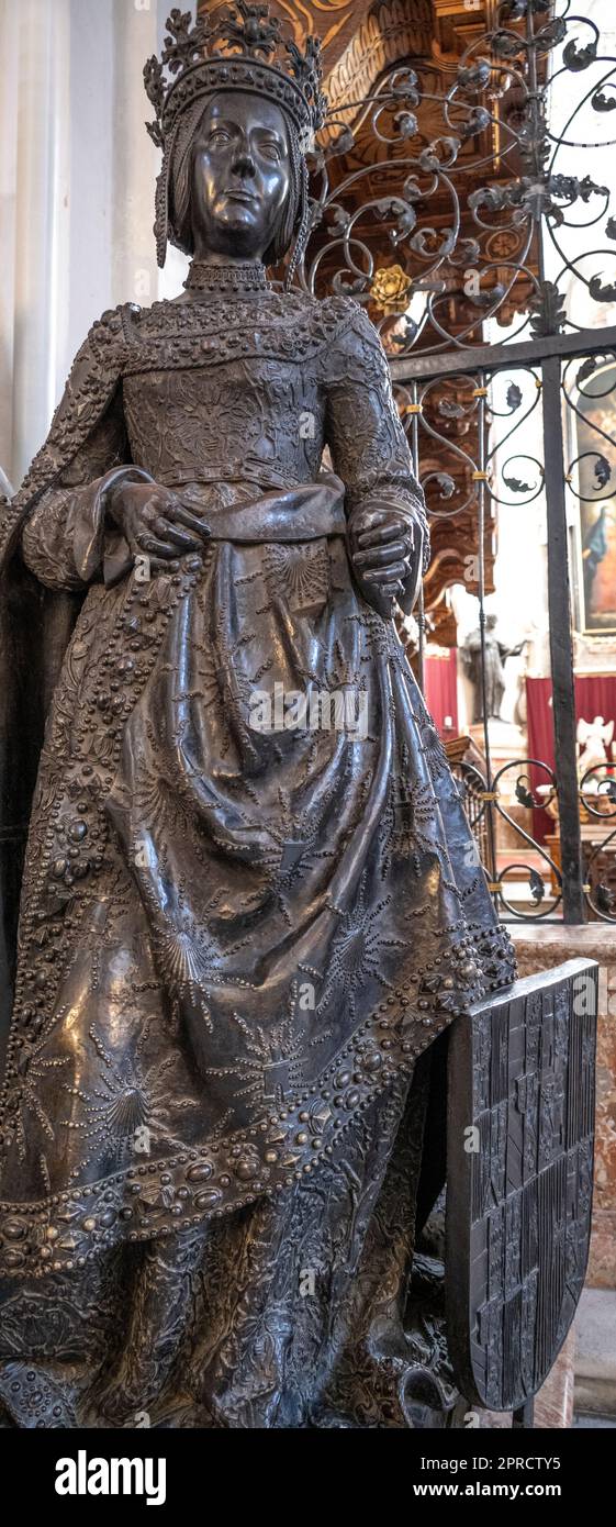 Joanna il Mad di Spagna, figlia della regina Isabella e del re Ferdinando di Aragona statua di bronzo al museo Hofkirche di Innsbruck per l'imperatore Maximi Foto Stock