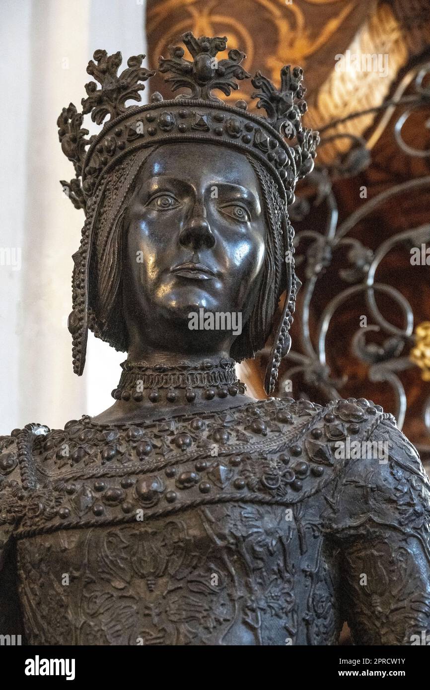 Joanna il Mad di Spagna, figlia della regina Isabella e del re Ferdinando di Aragona statua di bronzo al museo Hofkirche di Innsbruck per l'imperatore Maximi Foto Stock