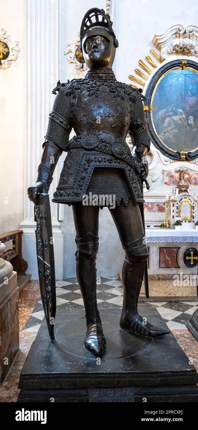 Statua in bronzo di Artù d'Inghilterra al museo Hofkirche di Innsbruck per l'imperatore Massimiliano I. Foto Stock