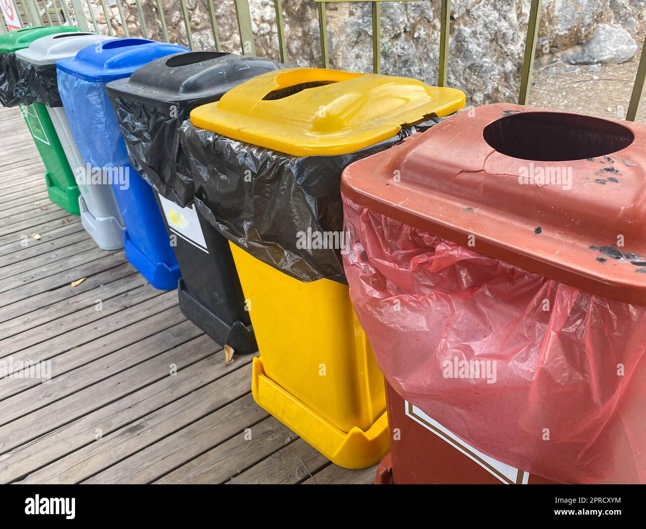 Contenitori multicolore in plastica per rifiuti per la raccolta separata dei rifiuti e l'ulteriore lavorazione a vantaggio dell'ambiente. Foto Stock