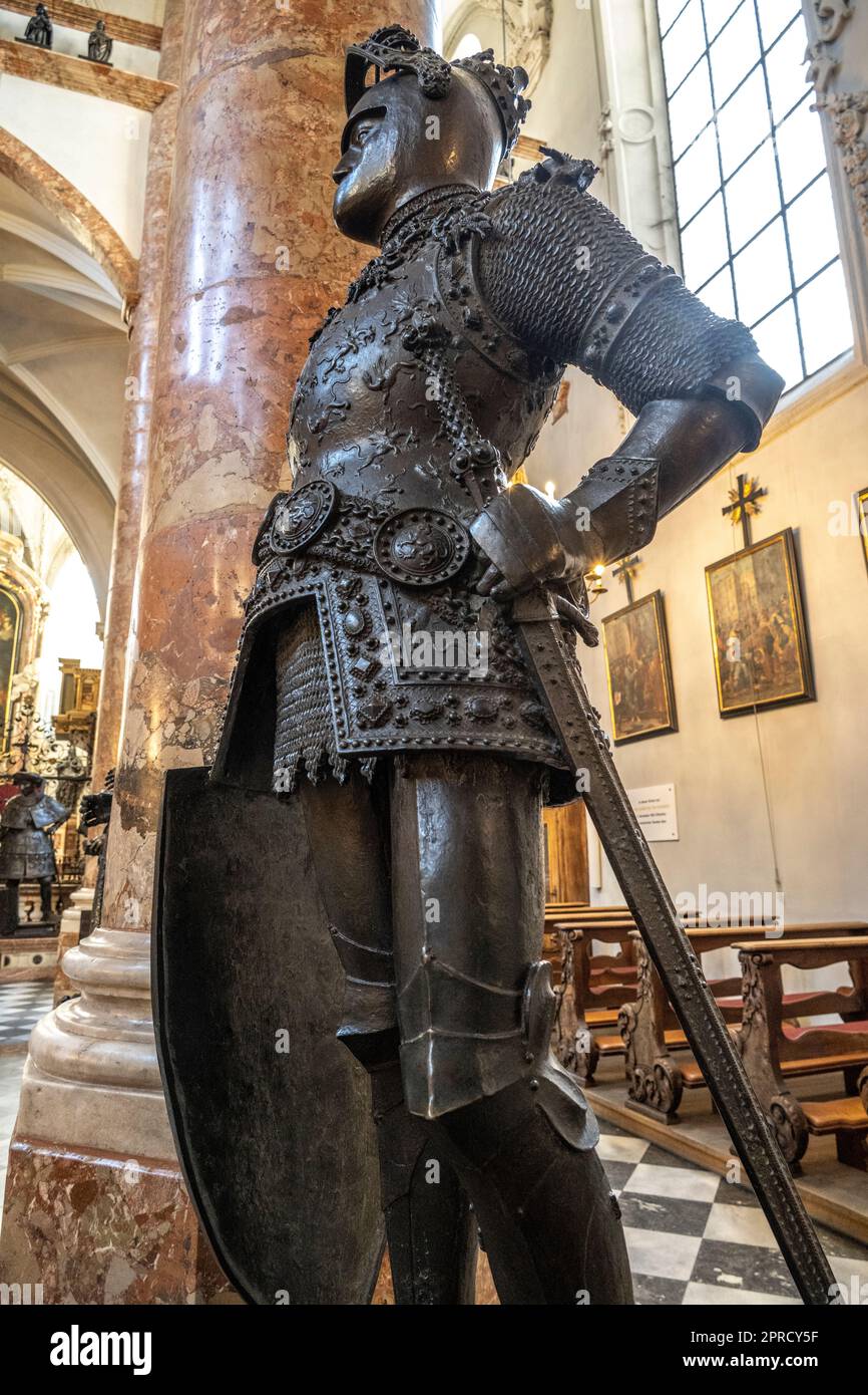 Statua in bronzo di Artù d'Inghilterra al museo Hofkirche di Innsbruck per l'imperatore Massimiliano I. Foto Stock