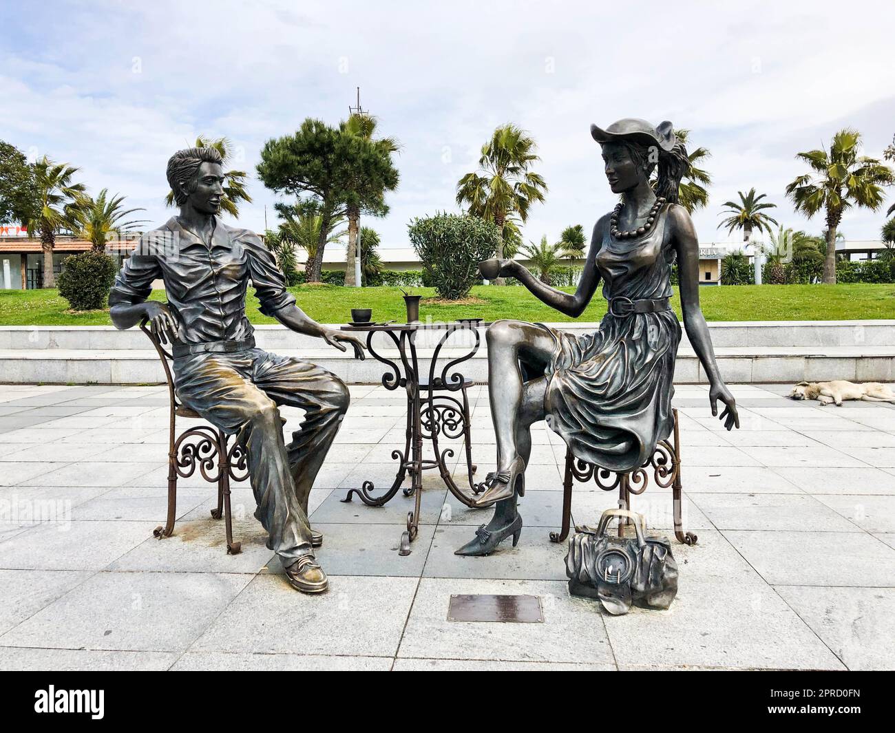 Statue astratte, piccole forme architettoniche di persone che bevono il tè sul lungomare di Batumi o sulla spiaggia di Batumi. Georgia, Batumi, 17 aprile 2019. Foto Stock