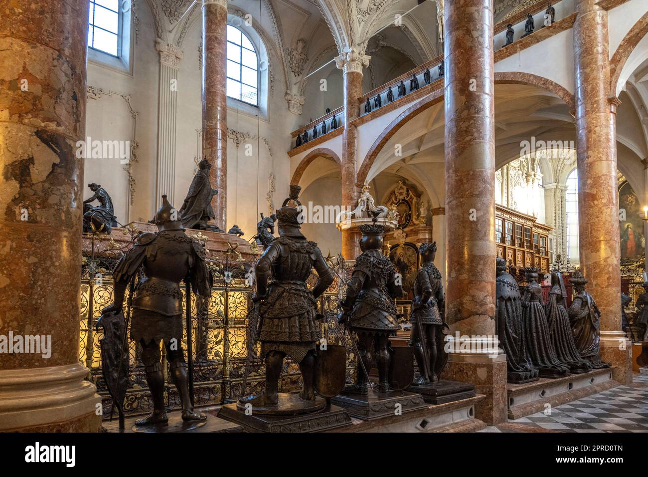 Statue di bronzo fiancheggiano il cenotafio di Massimiliano i all'Hofkirche di Innsbruck in Austria Foto Stock