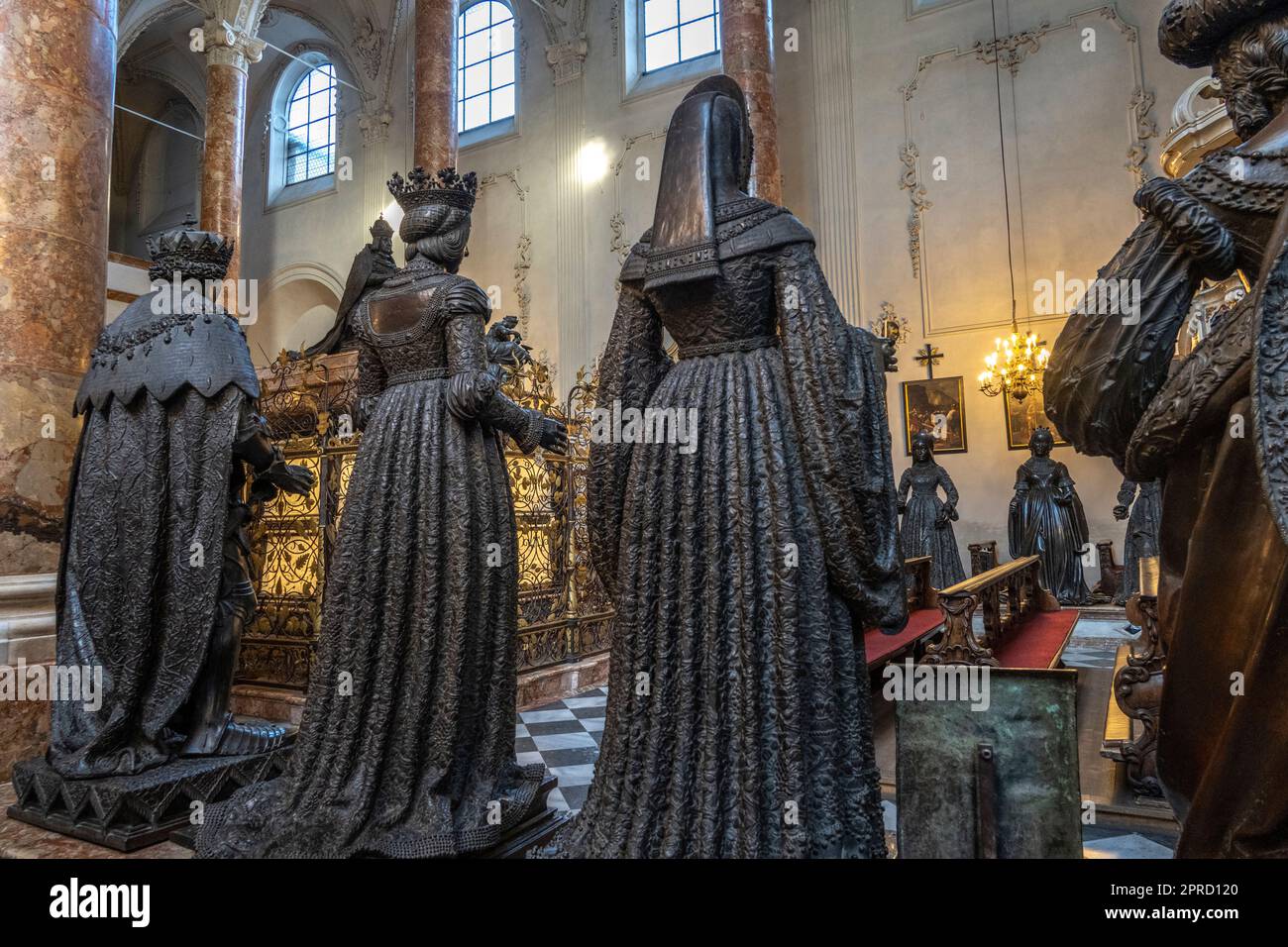 Statue di bronzo fiancheggiano il cenotafio di Massimiliano i all'Hofkirche di Innsbruck in Austria Foto Stock
