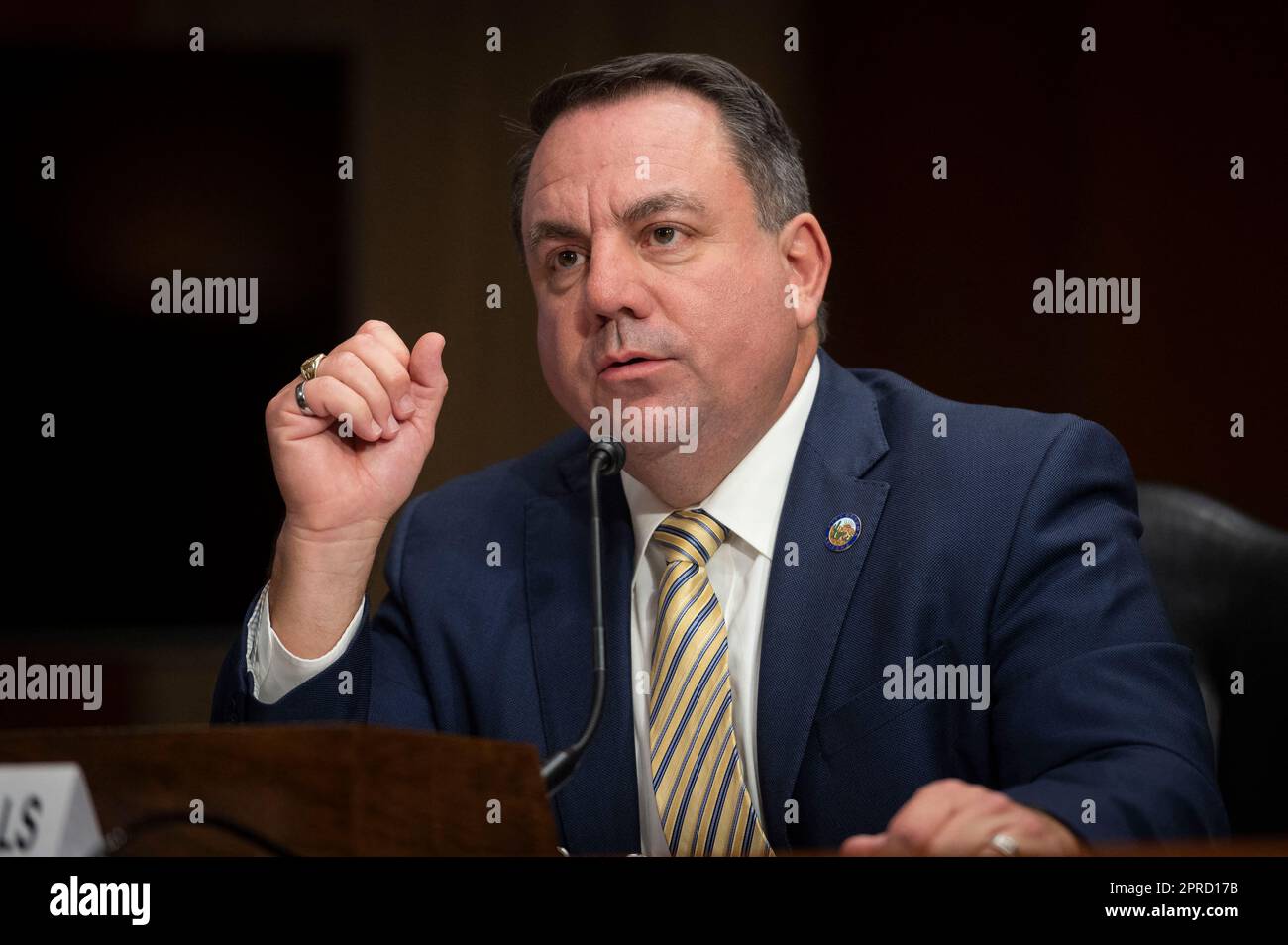 Washington, Stati Uniti. 26th Apr, 2023. Il sindaco Douglas J. Nicholls (repubblicano di Yuma, Arizona) testimonia dinanzi alla commissione del Senato sulla sicurezza interna e gli affari governativi sottocommissione sulle operazioni governative e la gestione delle frontiere per esaminare gli effetti di un aumento della migrazione lungo il confine meridionale degli Stati Uniti, a Capitol Hill a Washington, mercoledì 26 aprile 2023. Foto di Cliff Owen/CNP/ABACAPRESS.COM Credit: Abaca Press/Alamy Live News Foto Stock