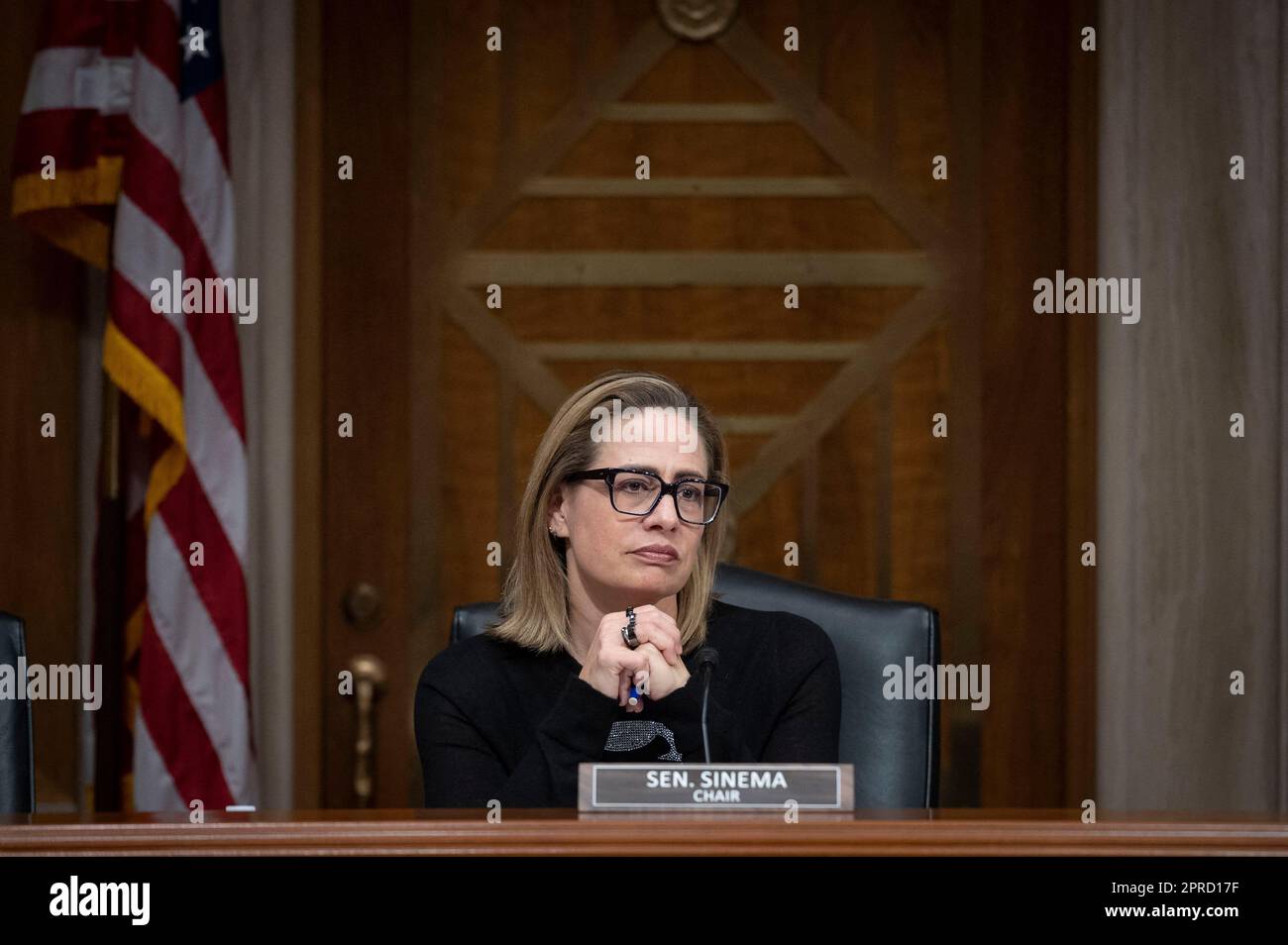 Washington, Stati Uniti. 26th Apr, 2023. Il senatore degli Stati Uniti Kyrsten Sinema (indipendente dall'Arizona), presidente, la commissione del Senato degli Stati Uniti sulla sicurezza interna e gli affari governativi sottocommissione sulle operazioni governative e la gestione delle frontiere ascolta un testimone durante l'audizione della commissione per esaminare gli effetti dell'aumento della migrazione lungo il confine meridionale degli Stati Uniti, a Capitol Hill a Washington, Mercoledì 26 aprile 2023. Foto di Cliff Owen/CNP/ABACAPRESS.COM Credit: Abaca Press/Alamy Live News Foto Stock