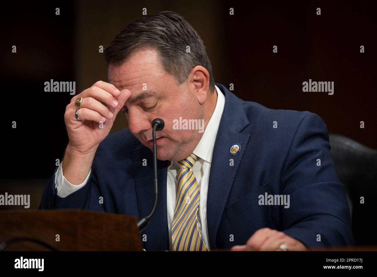 Washington, Stati Uniti. 26th Apr, 2023. Il sindaco Douglas J. Nicholls (repubblicano di Yuma, Arizona) testimonia dinanzi alla commissione del Senato sulla sicurezza interna e gli affari governativi sottocommissione sulle operazioni governative e la gestione delle frontiere per esaminare gli effetti di un aumento della migrazione lungo il confine meridionale degli Stati Uniti, a Capitol Hill a Washington, mercoledì 26 aprile 2023. Foto di Cliff Owen/CNP/ABACAPRESS.COM Credit: Abaca Press/Alamy Live News Foto Stock