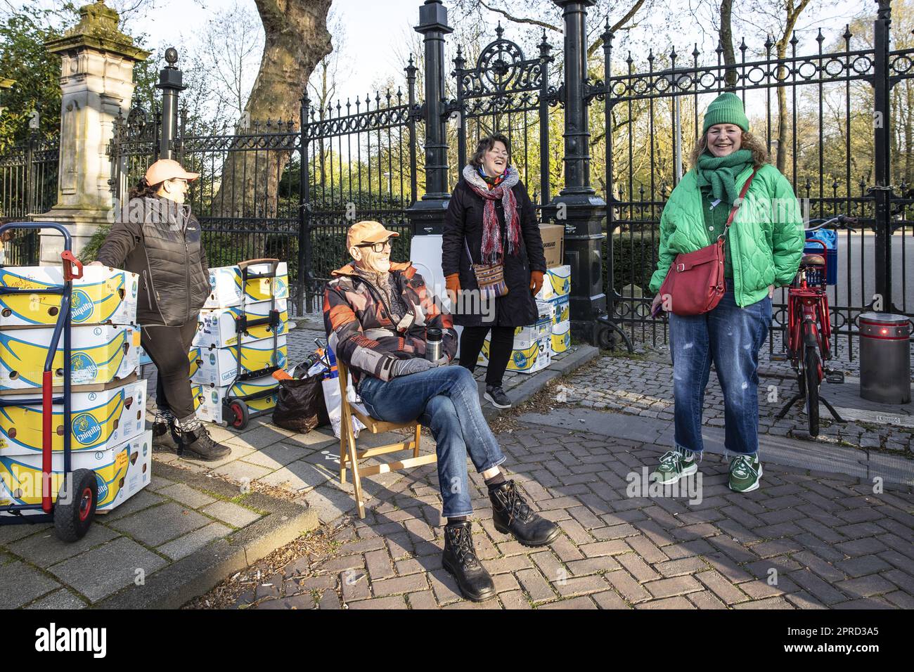 AMSTERDAM - 27/04/2023, AMSTERDAM - durante il giorno del Re i bambini e i loro genitori si trovano al mercato libero del Vondelpark. ANP DINGENA MOL olanda fuori - belgio fuori Foto Stock