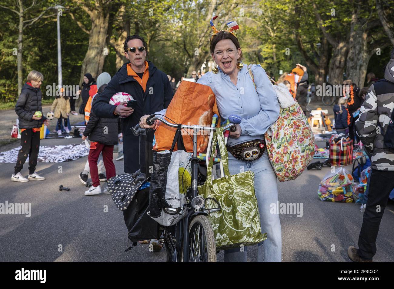 AMSTERDAM - 27/04/2023, AMSTERDAM - durante il giorno del Re i bambini e i loro genitori si trovano al mercato libero del Vondelpark. ANP DINGENA MOL olanda fuori - belgio fuori Foto Stock