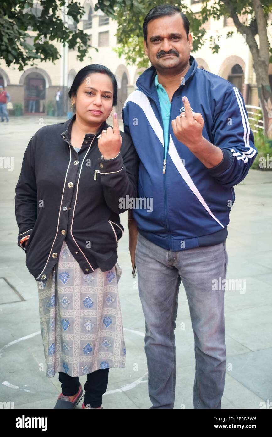 New Delhi, India - Dicembre 04 2022 - persone non identificate che mostrano le loro barrette con inchiostro dopo aver castato i voti di fronte al seggio di Delhi est Foto Stock