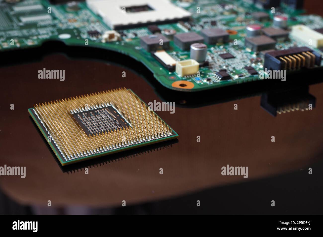 CPU, unità processore centrale sul banco di lavoro. Semiconduttori nell'industria informatica. Messa a fuoco selezionata. Foto Stock