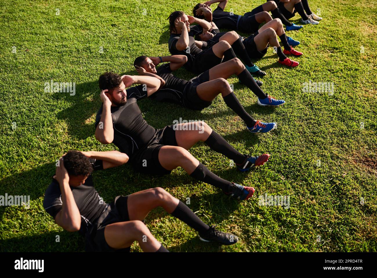 Perché fermarsi qui. Un gruppo diversificato di sportivi che si allenano durante una pratica di rugby in un club sportivo. Foto Stock