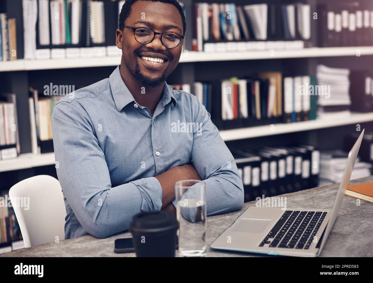 Qui accade tutta la magia. Ritratto corto di un bel giovane architetto maschile sorridente mentre si lavora su un laptop in un ufficio moderno. Foto Stock