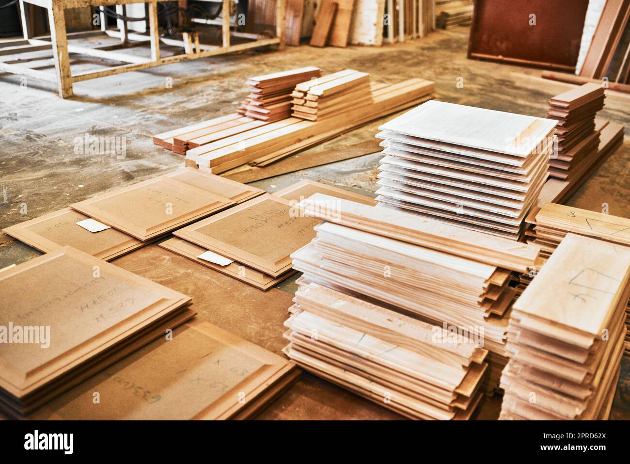 Weve ha ottenuto ogni tipo di legno youre cercando. Foto vita di mucchi di legno impilati all'interno di un laboratorio di carpenteria. Foto Stock