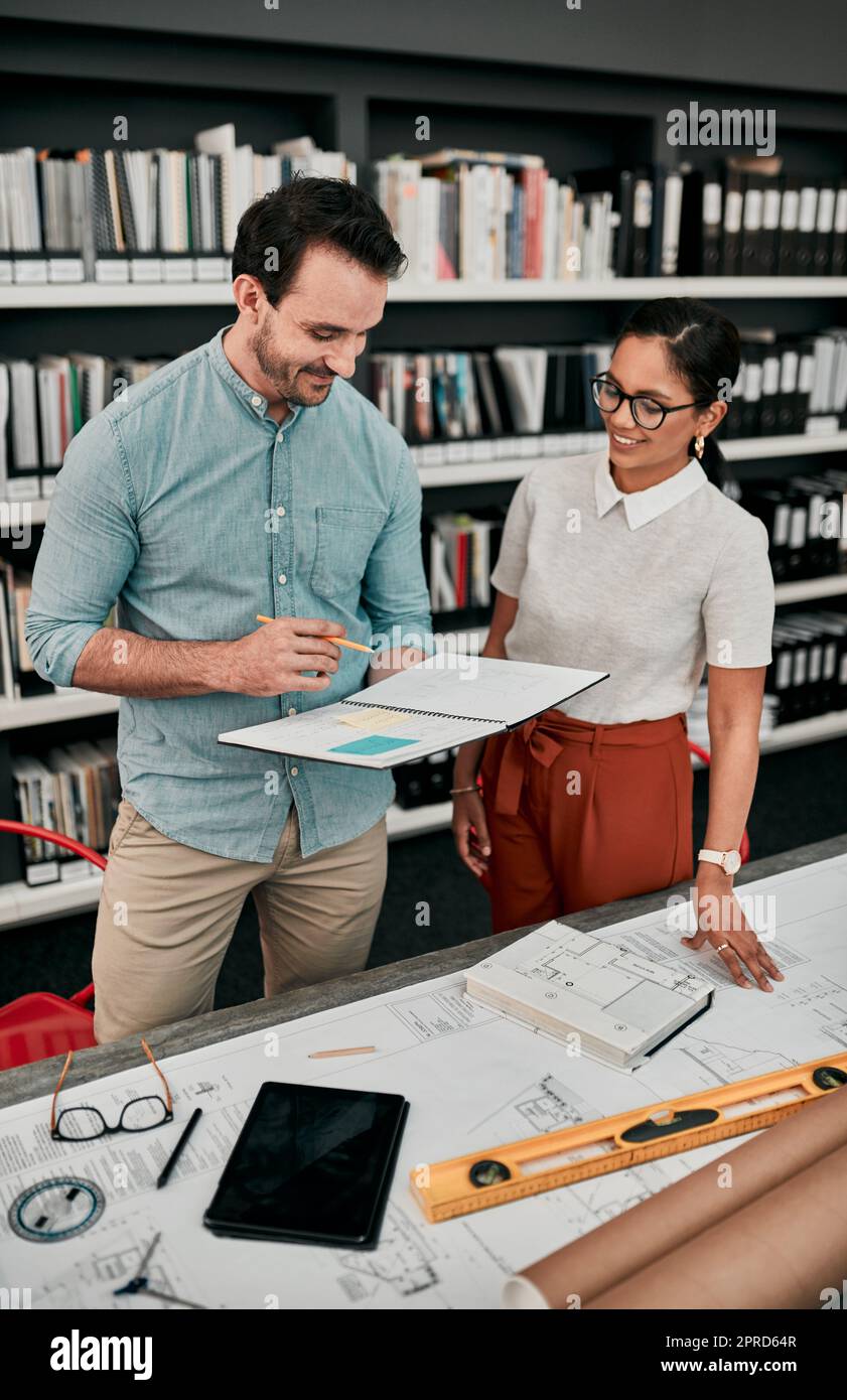 La nostra prossima avventura sembra entusiasmante. Due giovani architetti che lavorano insieme in un ufficio moderno. Foto Stock