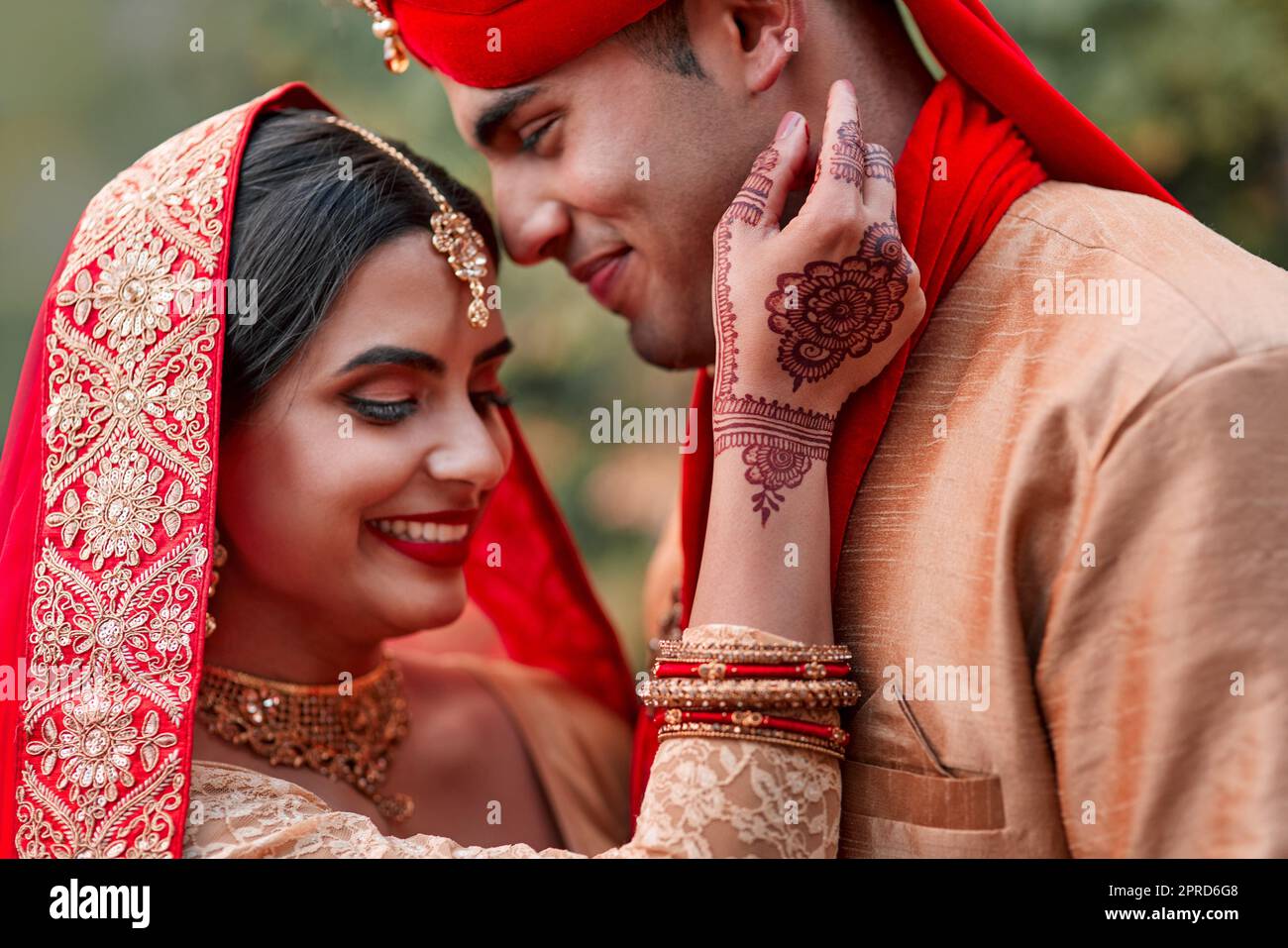 Ho pensato che questo giorno non sarebbe mai venuto. Una giovane coppia indù il loro giorno di nozze. Foto Stock