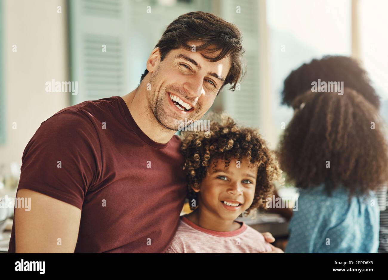 Cura la famiglia con il mio piccolo uomo. Ritratto di un padre allegro e figlio che si lega durante un incontro di famiglia a casa. Foto Stock