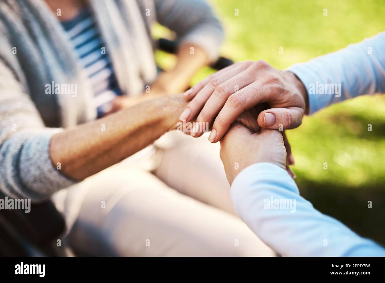 Puoi sempre contare su di me, una donna irriconoscibile che tiene le mani di un anziano donna. Foto Stock