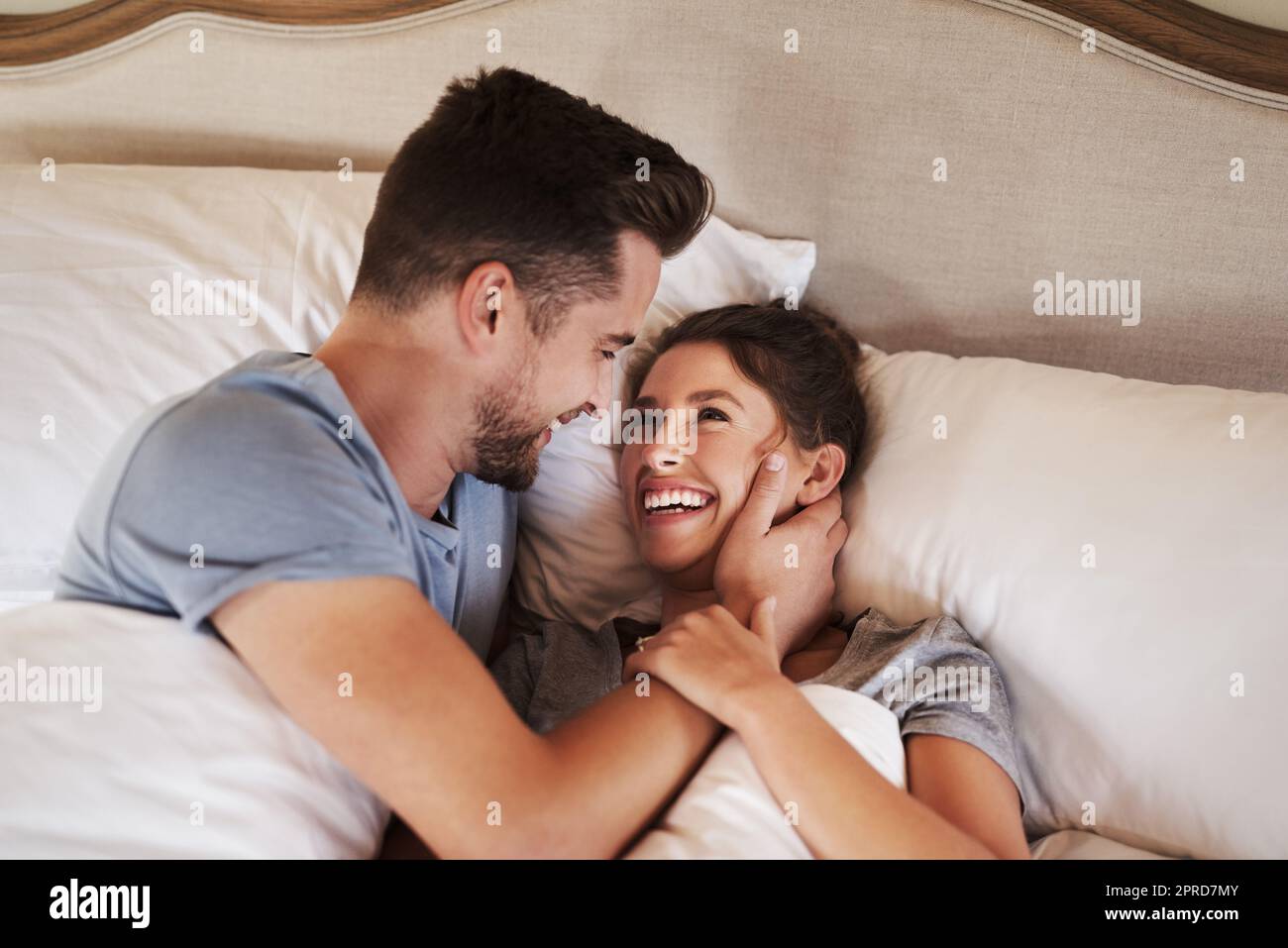 Amare voi è il sentimento più prezioso del mondo: Una giovane coppia affettuosa che trascorre un po' di tempo di qualità insieme nella propria camera da letto a casa. Foto Stock