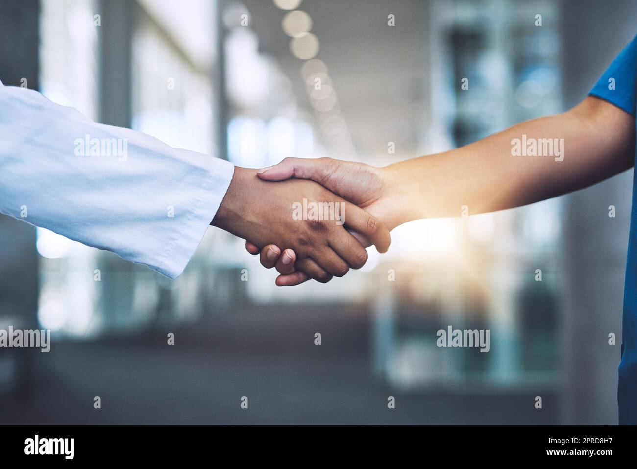 Lascia andare salvare alcune vite. Primo piano di due medici che scuotono le mani. Foto Stock