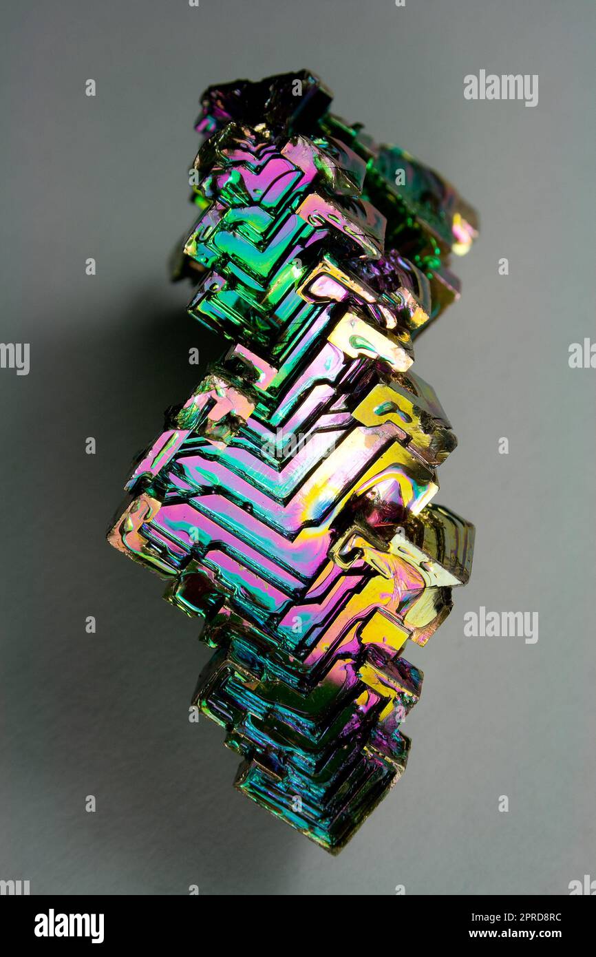 Metallo di bismuto cristallino - colori iridescenti Foto Stock