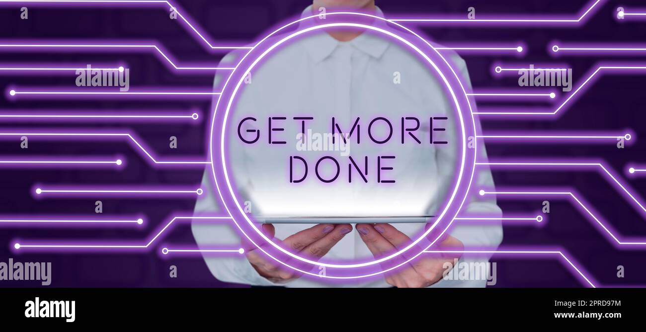 Didascalia concettuale per fare di più. Word for Checklist Gestione del tempo organizzata Avvia il duro lavoro Act Woman Holding tablet in Digital Circle con righe che presentano idee. Foto Stock