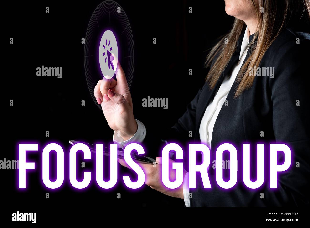 Testo che mostra il Focus Group sull'ispirazione. Panoramica aziendale che mostra riuniti per partecipare alla discussione su qualcosa di una donna d'affari che tiene un tablet e punta con un dito sulle notizie importanti Foto Stock