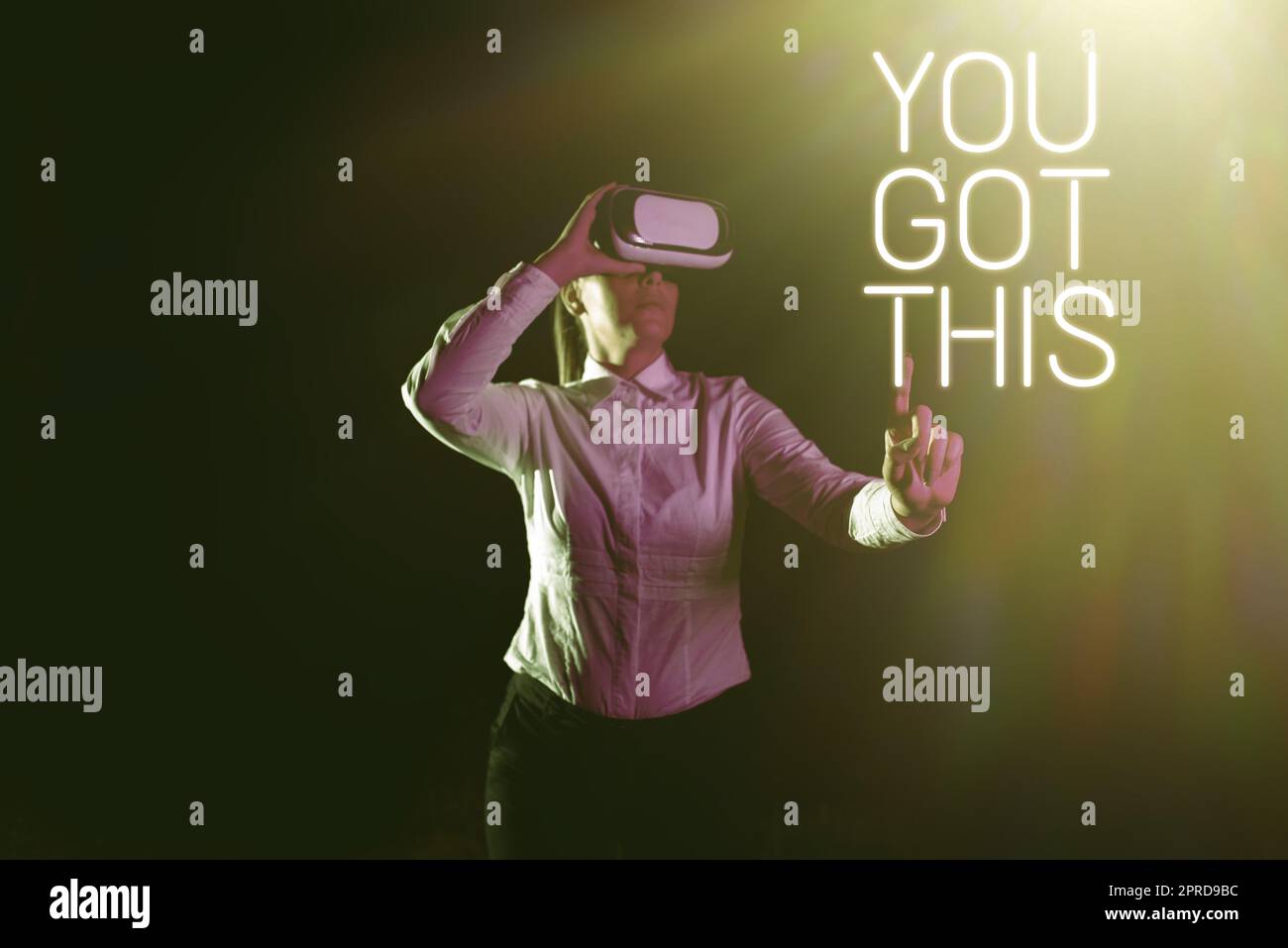 Visualizzazione concettuale hai questo. Vetrina aziendale ispirazione per farlo comprendere la motivazione positività donna che utilizza Virtual Reality Simulator e gesturing durante la formazione. Foto Stock