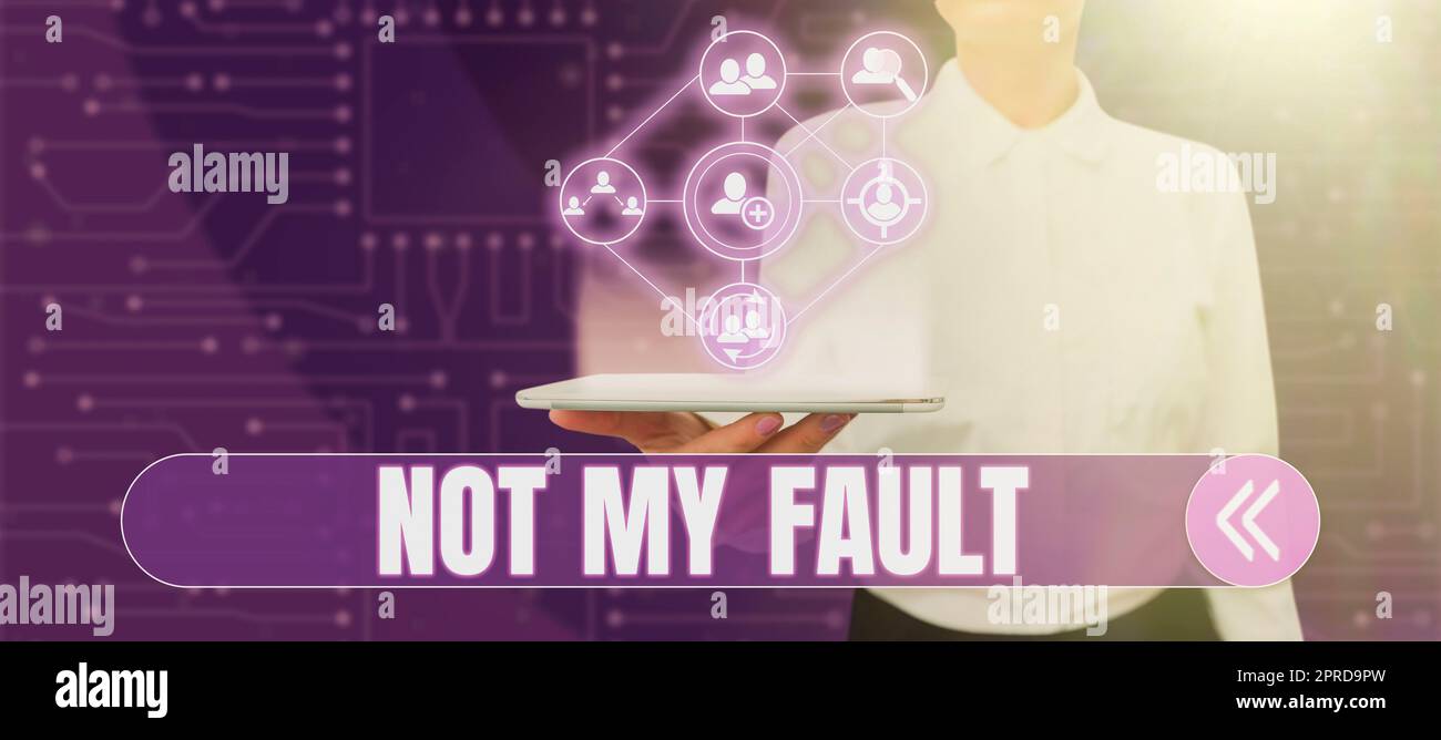 La scritta a mano non e' colpa mia. Panoramica aziendale per scusarsi per evitare di essere accusata di errore donna che possiede un tablet con Digital Human che presenta lo scambio di dati. Foto Stock