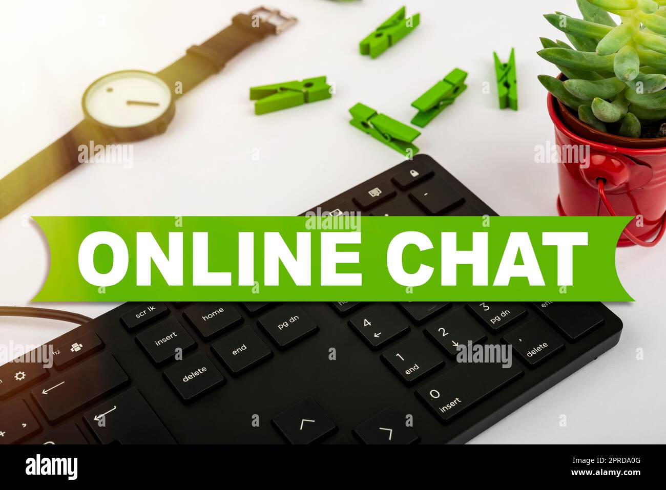Didascalia concettuale della chat online. Parola scritta durante la conversazione con un amico o qualcuno tramite Internet e telefono PC computer tastiera e Symbol.supporto informativo per la comunicazione. Foto Stock