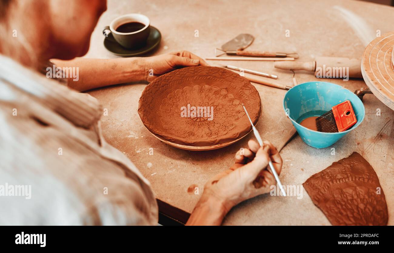 Ogni pezzo che faccio è il mio preferito: Un artigiano irriconoscibile che lavora in un laboratorio di ceramica. Foto Stock