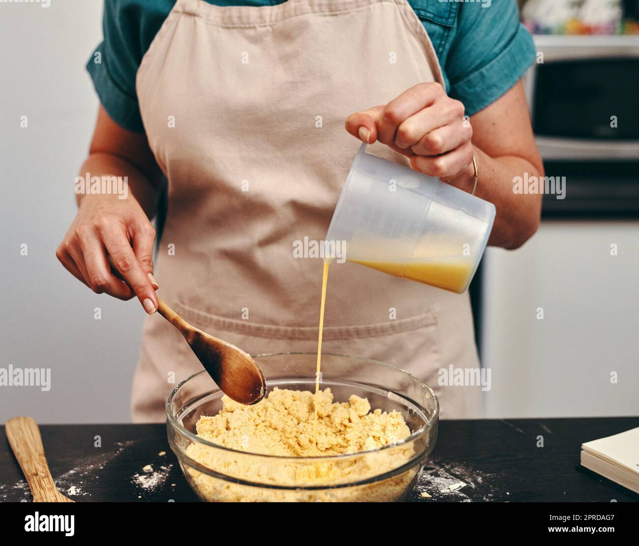 Il suo andare a gustare grande alla fine. Una donna irriconoscibile che cuoce all'interno della sua cucina a casa. Foto Stock