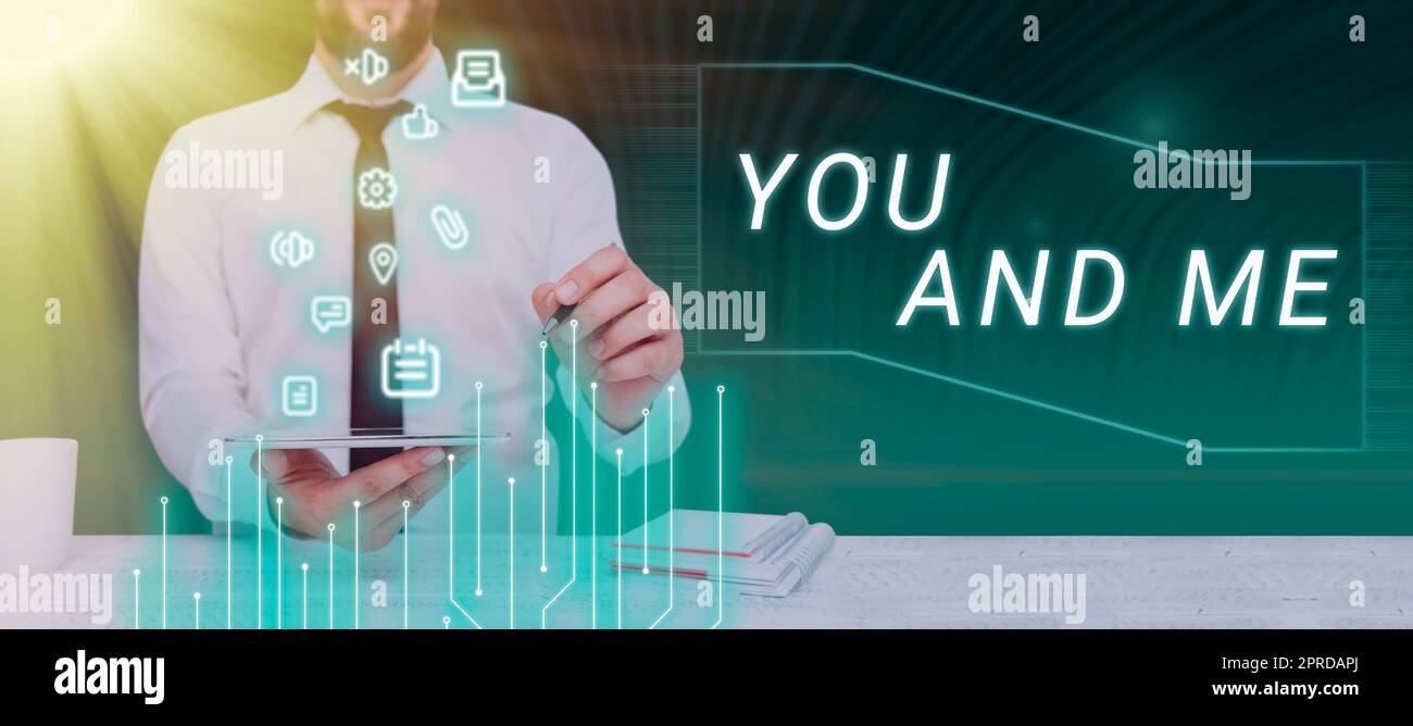 Didascalia concettuale io e te. Compromesso tra coniugi e concetto di business che esprime sentimenti romantici, uomo d'affari che tiene penna e tablet con S e presenta nuovi aggiornamenti. Foto Stock