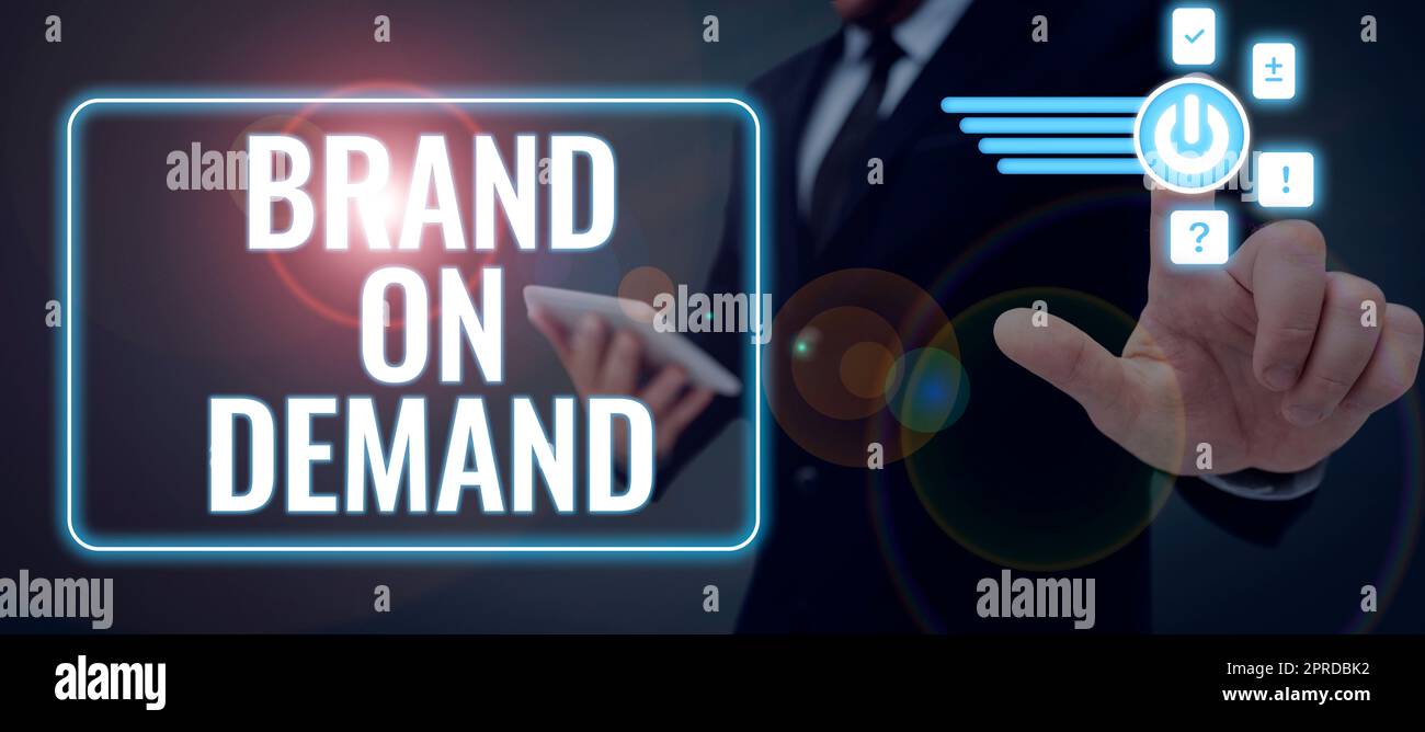 Esposizione concettuale marchio su richiesta. Business Concept Intelligence aveva bisogno di assistenza per il pensiero intelligente Lady in costume che tiene la penna a simboleggiare i successi del lavoro di squadra. Foto Stock