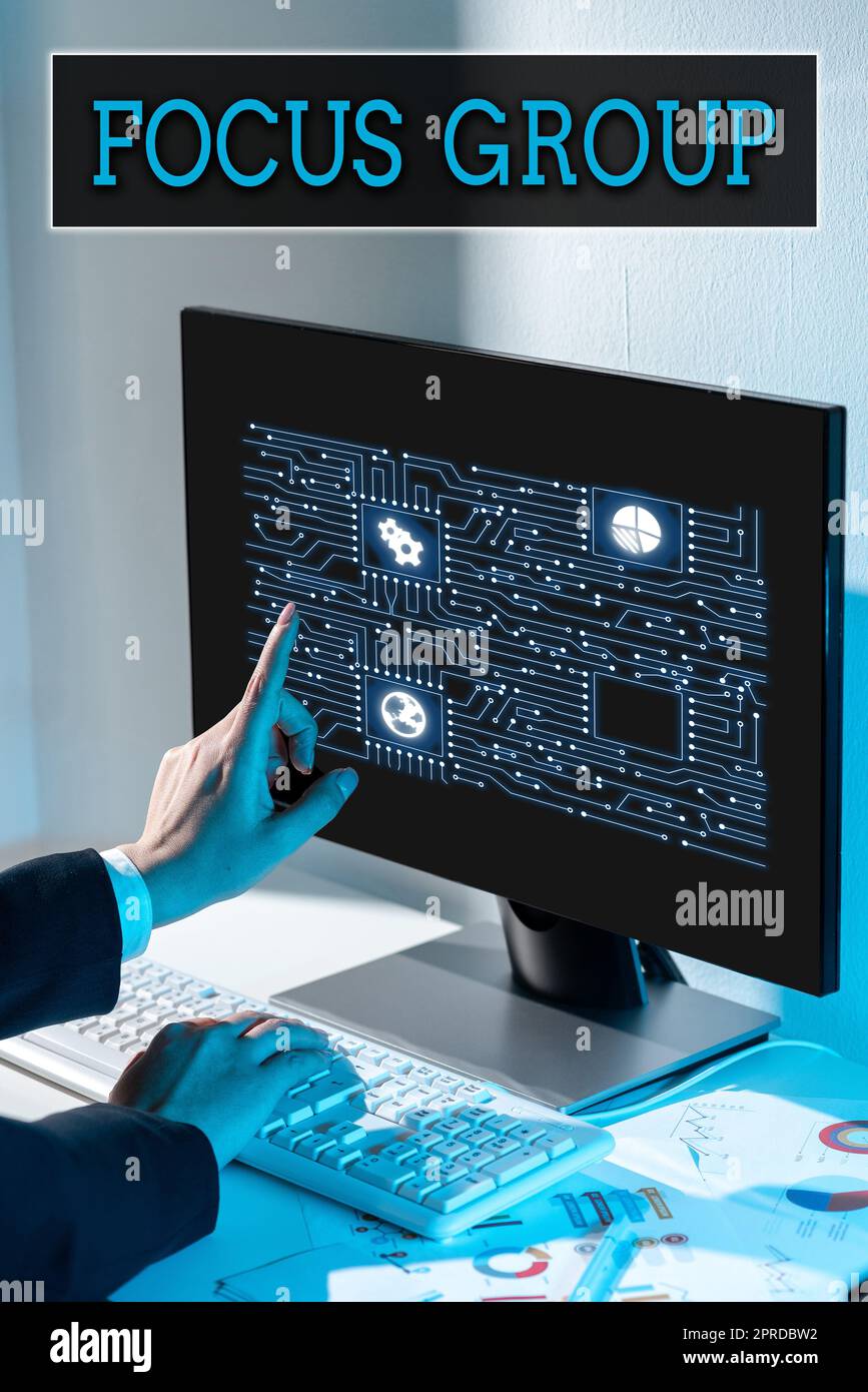 Didascalia di testo che presenta Focus Group. Concetto che significa mostrare riunito per partecipare alla discussione su qualcosa di una donna d'affari che indica un'istruzione importante con un dito sul computer. Foto Stock