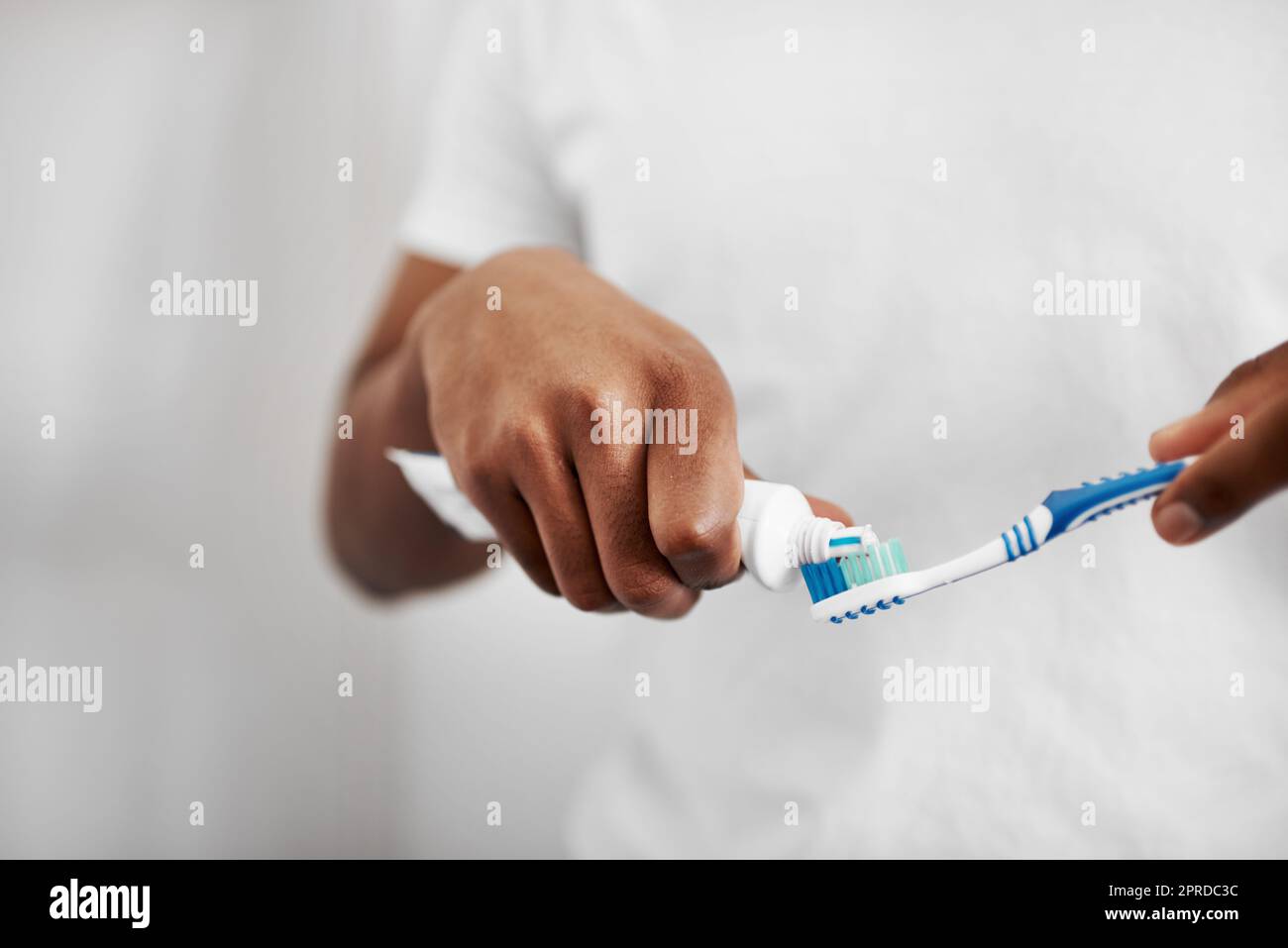 Il dentifricio giusto conta. Un uomo irriconoscibile che mette il dentifricio sul suo spazzolino. Foto Stock