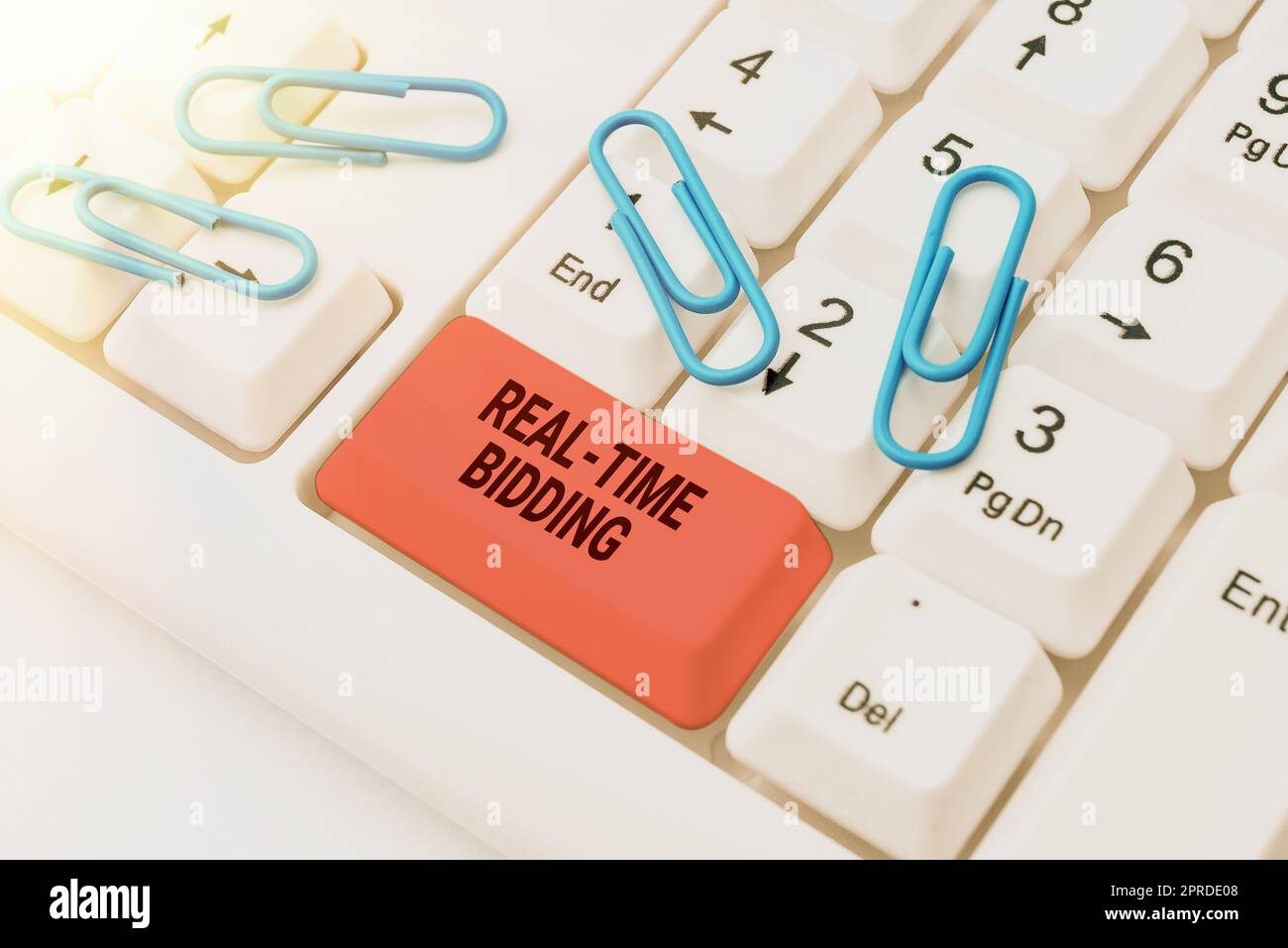 Scrittura visualizzazione di testo offerte in tempo reale. Inventario pubblicitario di Word for Buy and sell tramite aste istantanee schede chat che simboleggiano i colleghi di comunicazione online di successo. Foto Stock
